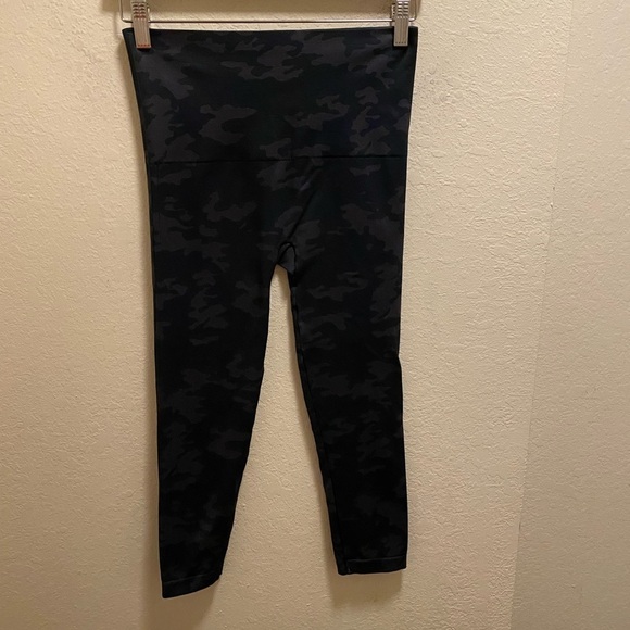 Spanx Black Camo Seamless Look At Me Now Cropped Legging Size L - Picture 9 of 12
